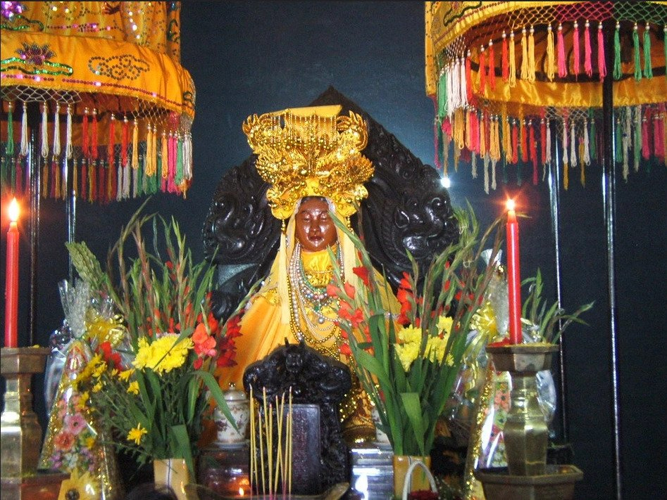 Tôn tượng Nữ thần Po Nagar hay theo cách gọi của người Việt là Thánh Mẫu Thiên Y A Na